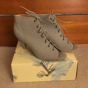 Kimchi Blue lace up heel